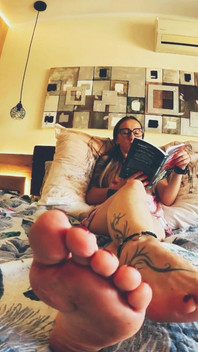 Submisivní u jejích nohou