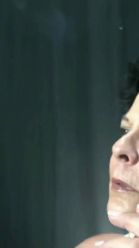 미시 비 GILF 연기와 포즈