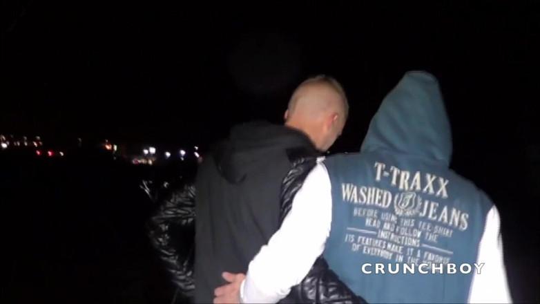 Crunch Boy: Julian geceleri genç heteroseksüel arkadaşı tarafından sikiliyor meraklı