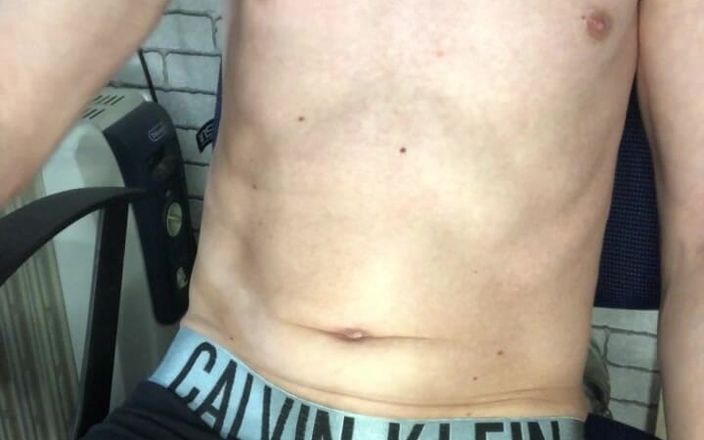 MaxHotty: Làm nhục bằng lời nói và sự thống trị của...