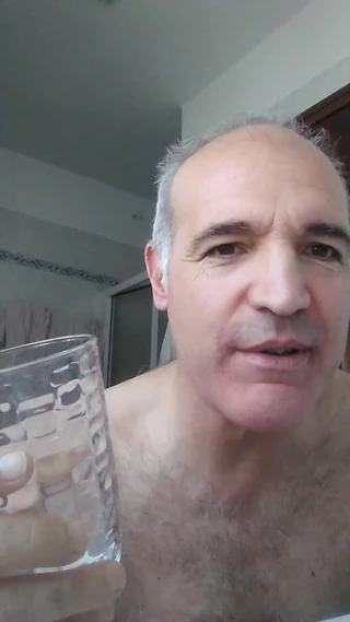 Sborro in bagno nel bicchiere e ingoio la mia sborra calda