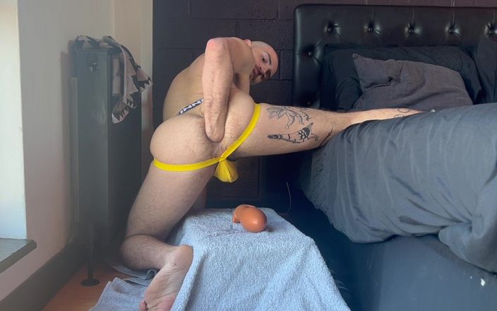 davidedpxxx: Birthday bash : je m’étire le gâteau de mon gros cul...