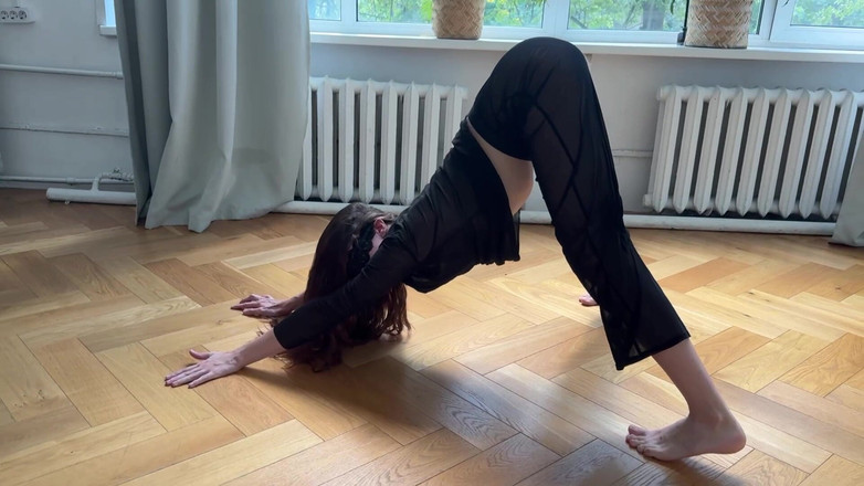 Skinny_lady69: Estiramiento sexy en ropa transparente