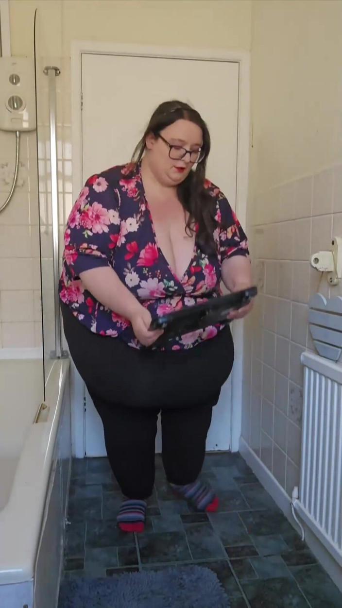 SSBBWLadyBrads: SSBBW August 在结果中称重