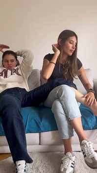 Meine freundin zeigt mir ihren fetisch, indem ich meine verschwitzten, schmutzigen füße massiert und bis zum orgasmus komme