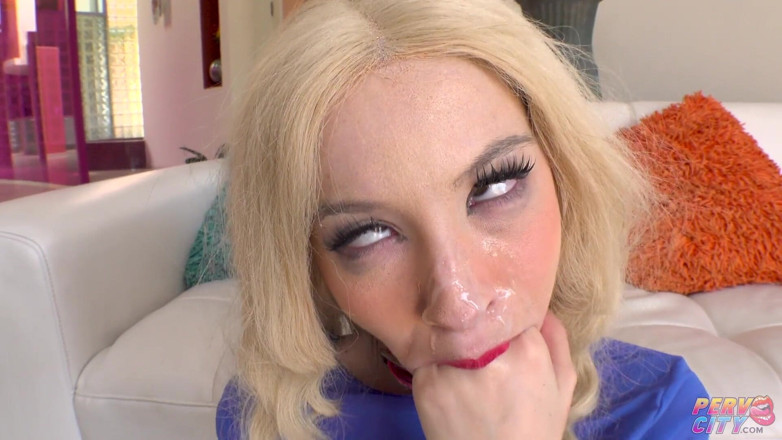 Perv City: Si blonde kecil molek Kenzie Reeves pergi dubur dengan zakar...