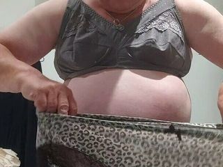 Karlchengeil: Esposas, bragas y sujetador