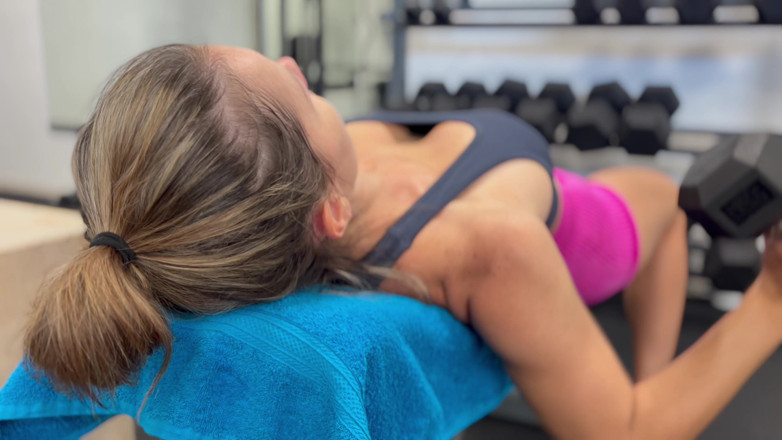 Naomi Pink: Naomi Pink recebe atenção especial de seu treinador de academia
