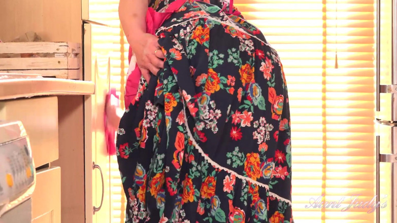 Aunt Judy's: AuntJudys - Peituda 44 anos MILF Janey fica quente e com tesão...