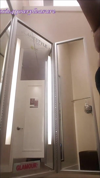 Josie4yourpleasure: Experimentando sutiãs no vestiário