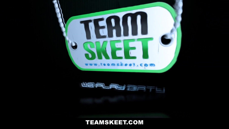 Team Skeet: Возбужденная крошка Ava Sanchez использует сводного брата как секс-игрушку