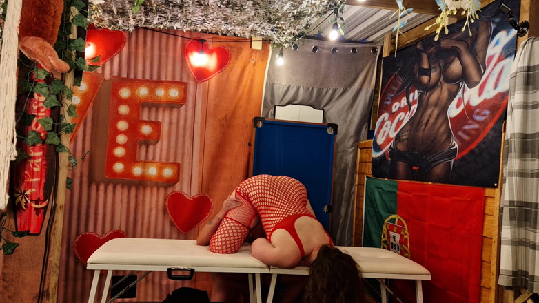 Mr D and Miss C: Otrogen fru knullar sin svåger på en fest medan hennes...