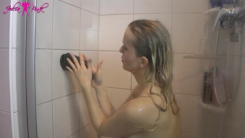 JuliaPink: Erotické sprchové hry a sexy dvojité hry