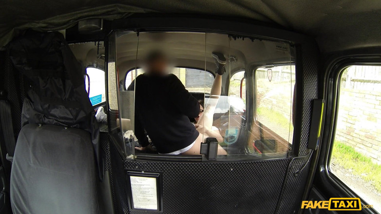 Fake Taxi: Fake Taxi - nezbedná Tiffany Naylor přistižena při schovávání v taxíku,...