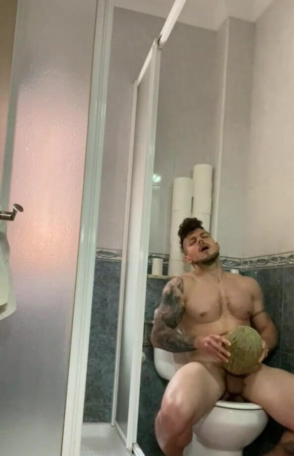 BoyGym: **Puis-je te baiser comme ce melon** ??