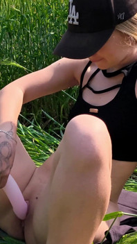 Vrei să mă urmărești masturbându-mi pizda roz? Orgasmul feminin geme o virgină. 4k 60fp