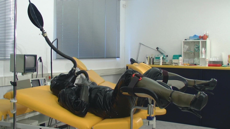 Rubber & Clinic Studio - 1ATOYS: Masturbation bizarre sur caoutchouc avec pisse-rebreather