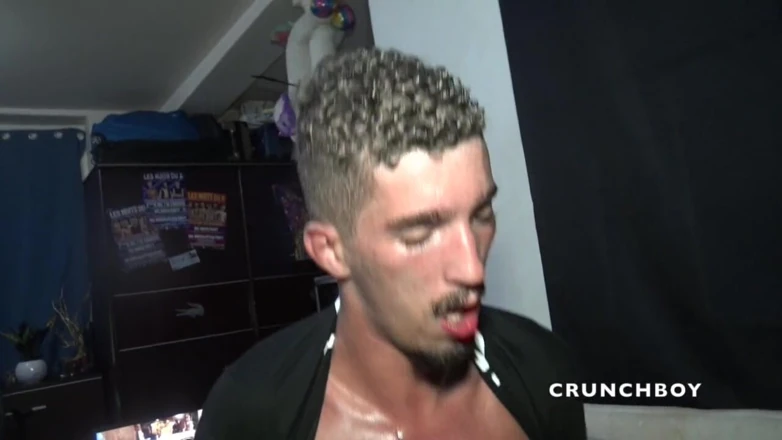 Very discreet straight boys curious: 阿拉伯直男被亚历克西斯·蒂沃利生性交