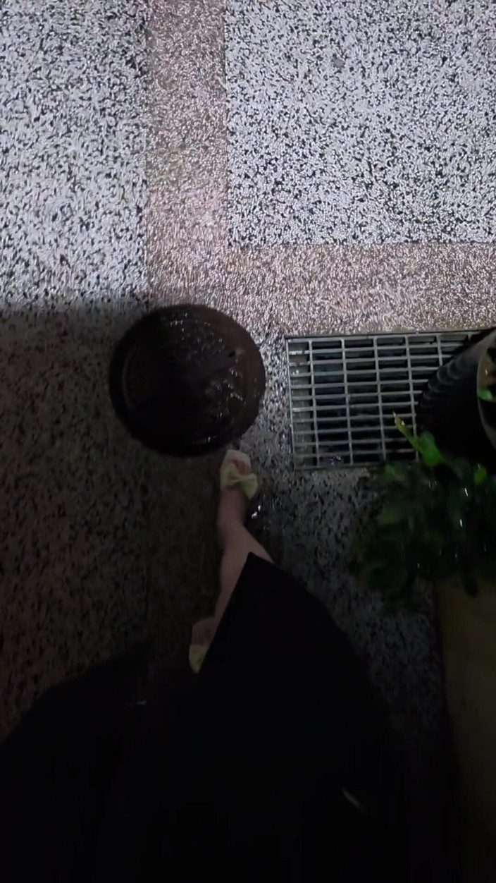 Taiwancdgirl: La pseudo-ragazza Tingxuan sollevò la gonna all'aperto per essere ammirata...