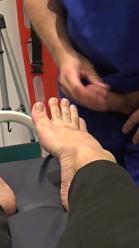 Médico adora pés de pacientes e come porra dos pés