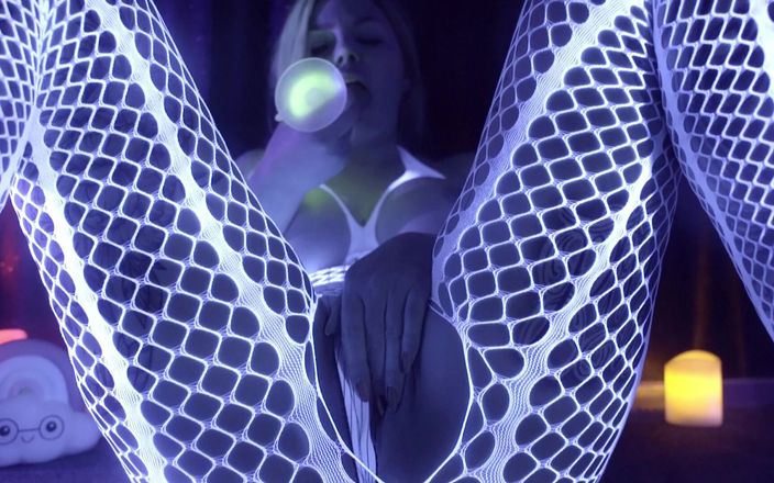 Petite Asian hefburg: 트와일라잇 존 블랙라이트 코스프레