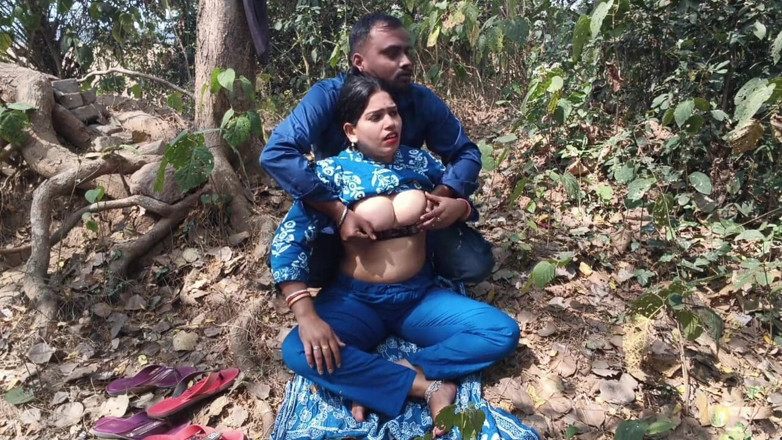 Sona bhabhi: 印度农村性爱视频，印度女孩在户外村庄被她的继兄弟按压