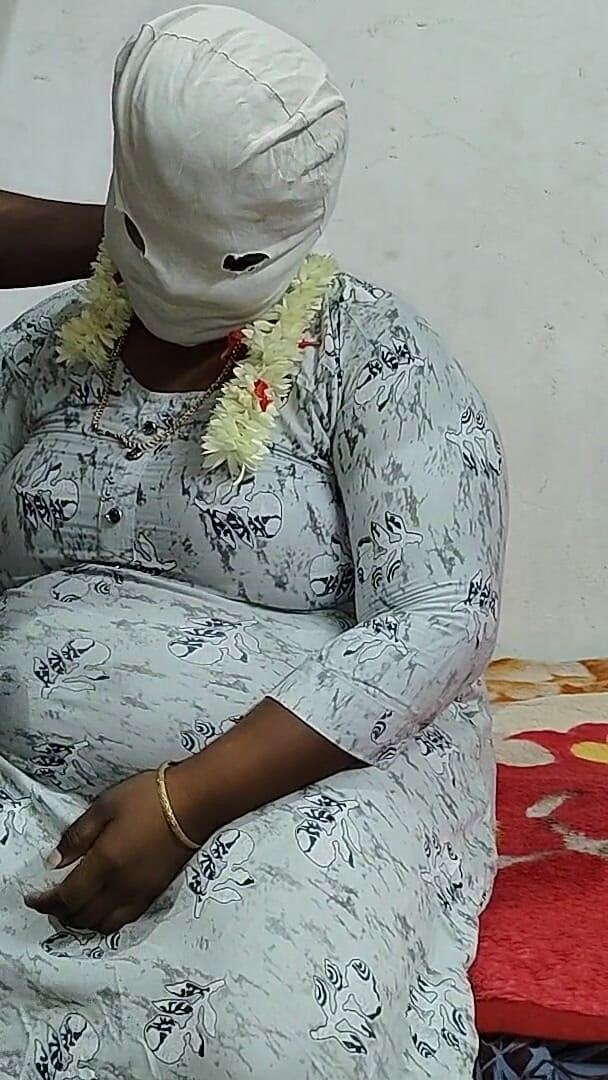 Santhi89: Indische tante hart in muschi gefickt großen schwarzen schwanz