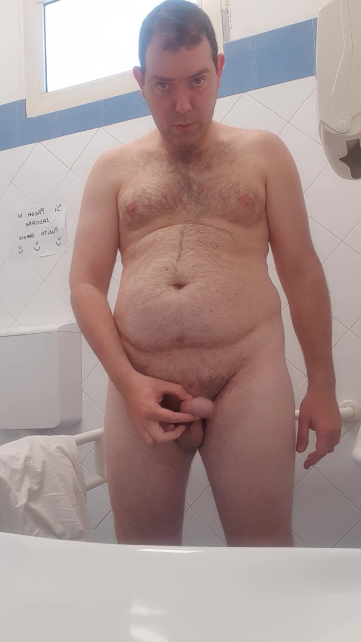 Mirko2589: Alle nackt in der öffentlichen Toilette
