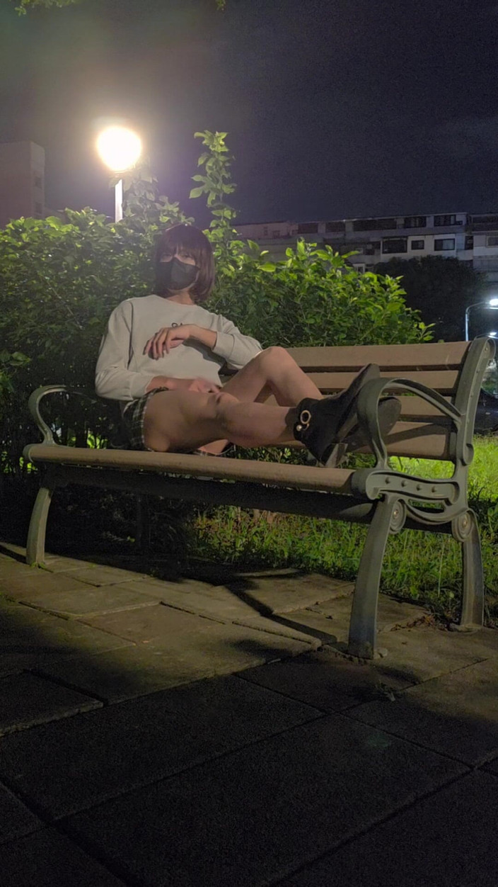 Taiwancdgirl: Seksi shemale Tingxuan dışarıda mastürbasyon yapıyor ve ellerini yıkıyor