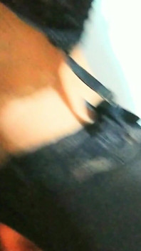 Sissy Laura membocorkan Precum