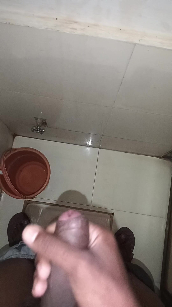 Aniketgod: Desi chlapec si honí na wc masterbet na záchodě