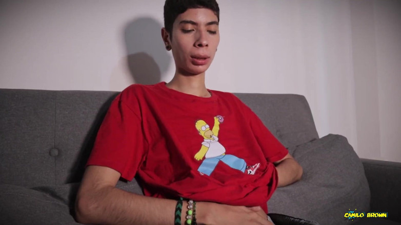 Magic C: Twink flaco caliente masturbándose dentro de un condón rompiándolo con...