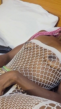 Oh mio Dio! Si scopa un dildo giocattolo mostruoso con la sua figa stretta