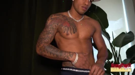 Rauw, Papi bien monté, exhibe sa grosse bite en solo