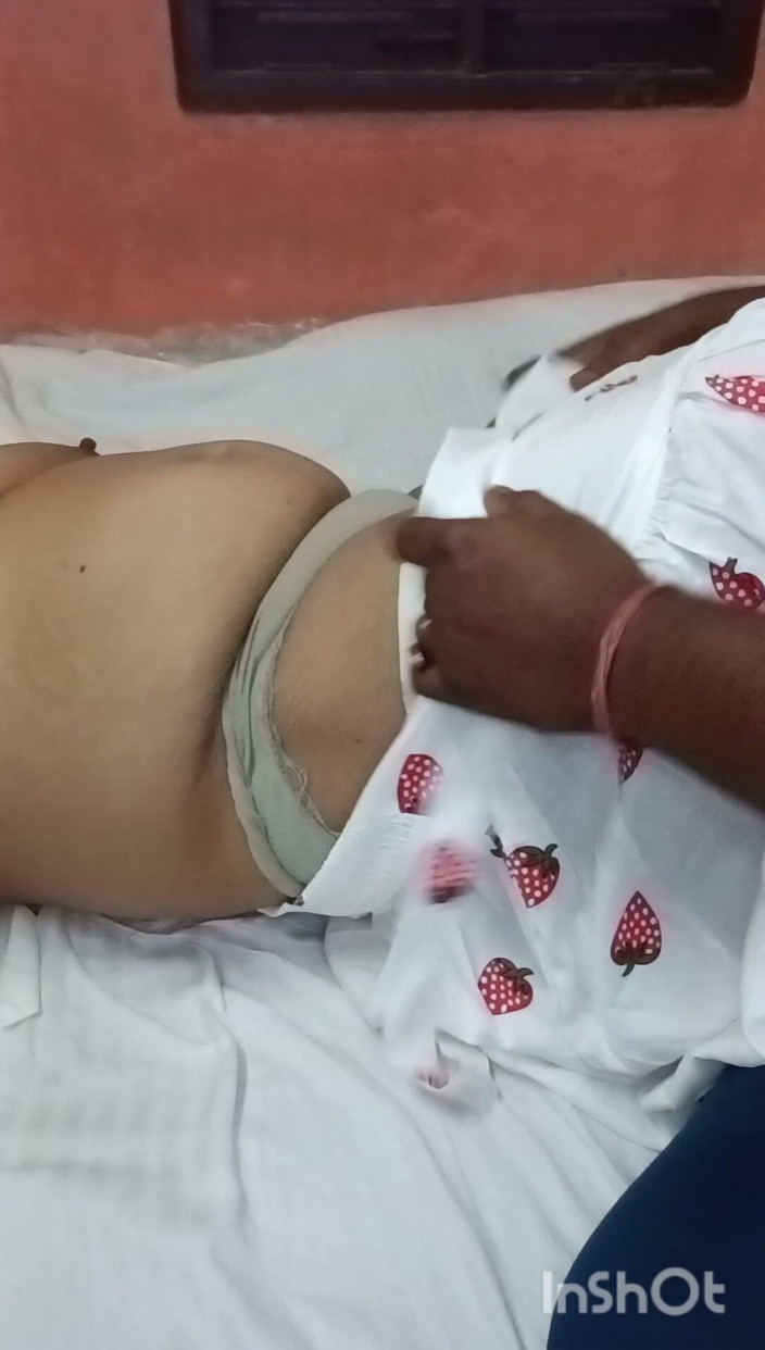 Desi Masti time: Menantu perempuan di katil dengan bapa mertua di belakang suaminya