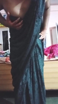 Il travestito gay indiano gaurisissy è eccitante in black Saree