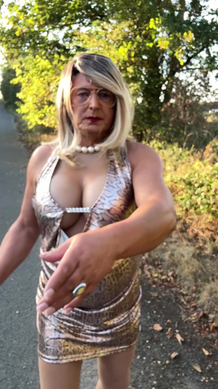 Kellycd2022: Sexy Crossdresser Kellycd2022 ve Zlaté Lesklé Zvíře Tisk šaty a punčocháče...