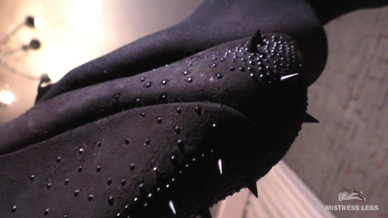 Mistress Legs: Pantofi atârnând pe picioarele mele sexy în ciorapi negri