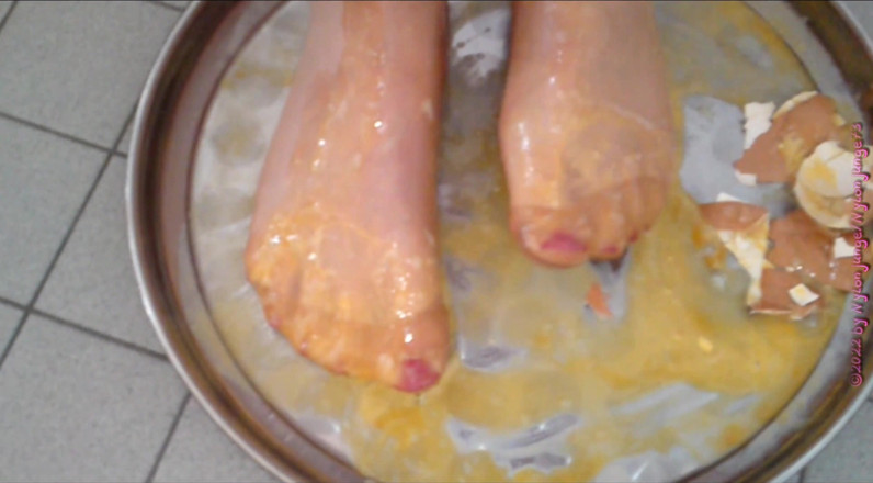 Carmen_Nylonjunge: Crush the raw eggs and piss ** nylon foot crushing **