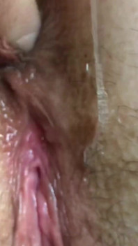 Sorry, maar ik moet plassen. Je mag kijken als je wilt. Vingerkontneuken. Close-up van kontgaatje en poesje. Creampie.