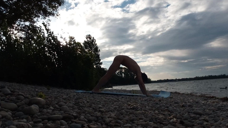 Jon Arteen: Slanke nudistenjongen doet naakt yoga op een naturistenstrand. Naakte yogavideo...