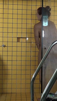 엄마와 저는 함께 샤워를 했고, 남편은 계속 찾아보며 친구를 초대해 경기를 보러 가기도 했어요