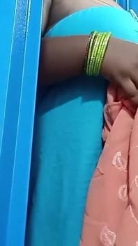 Esposa india bañándose mientras mira a su cuñado y luego momentos calientes