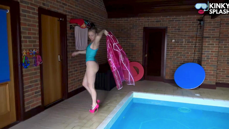 UKCuteGirl Lucy Lauren: Pływaj i graj w PCV Mac, lateksie i szpilkach