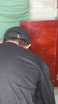 Eenzame huisvrouw belt de loodgieter en krijgt veel meer dan een reparatie!