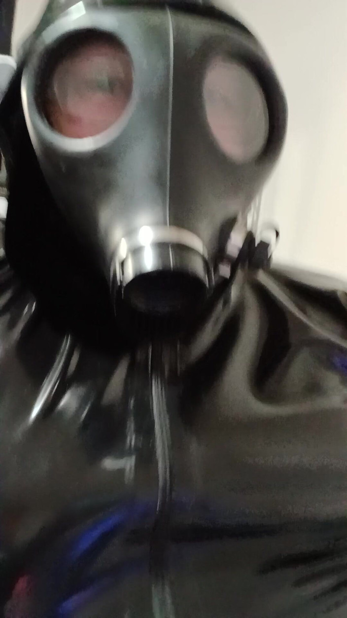 Latex Boy: Isreali Gasmask Latex-trainingsanzug Orgasmus