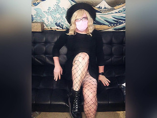 Lauren Ashland: Blonde trans girl putting on fishnets