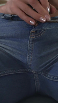 Behandle meine muschi wieder! Staubsauger-masturbation in jeans