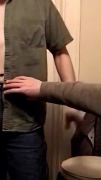 "Je rawdog l'étalon droit Aaron et insémine sa chatte vierge étroite !"