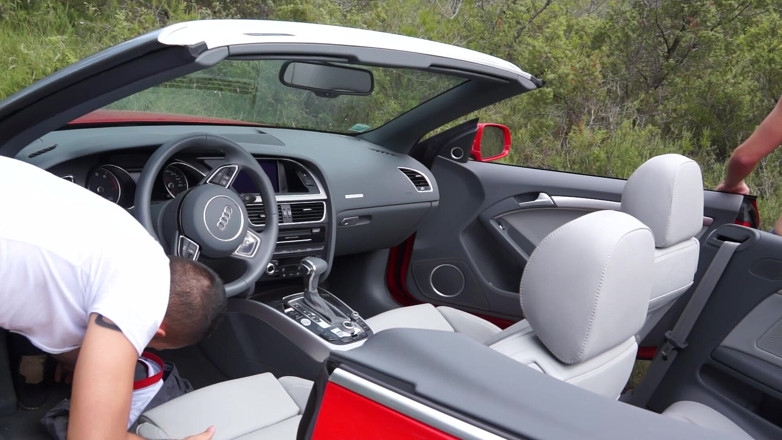 Menoboy: Seks dalam kereta convertible
